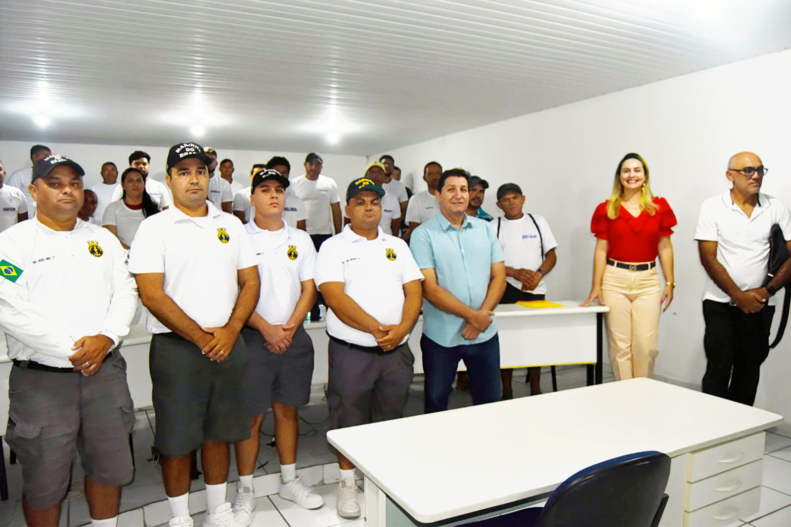 Membros da Marinha e alunos pescadores reunidos para o Curso de Aquaviário em auditório.