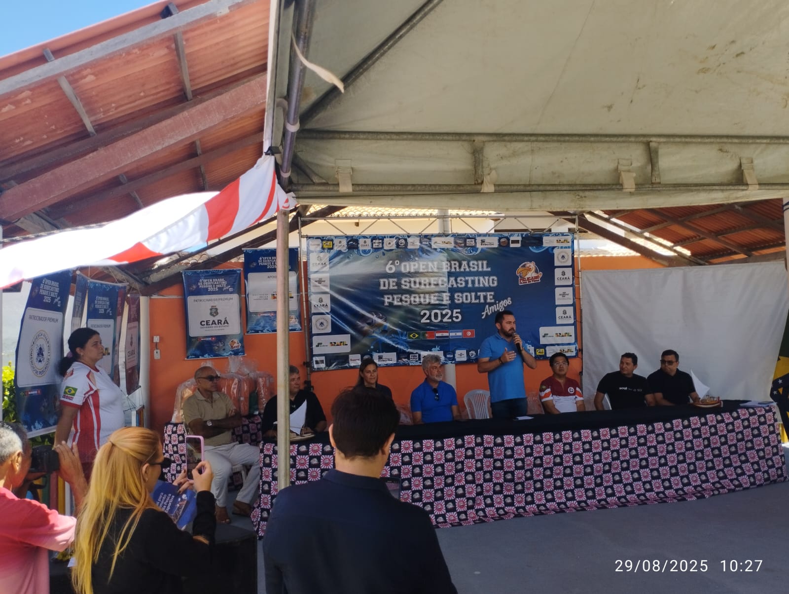 Mesa de abertura do 6º Open Brasil de Surfcasting Pesque e Solte 2025, com os colaboradores do evento durante um pronunciamento.